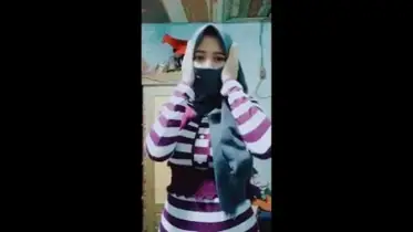 Ukhti Jilbab Buka Semua Sampe Colmek Memek Basah Ngocok Brutal
